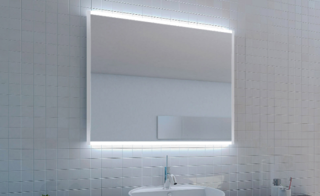 Spiegel mit Ambiente-Beleuchtung