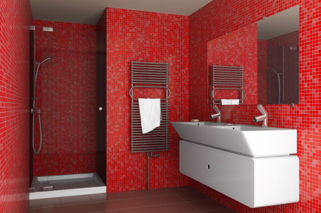 Modernes Badezimmer mit roten Wänden